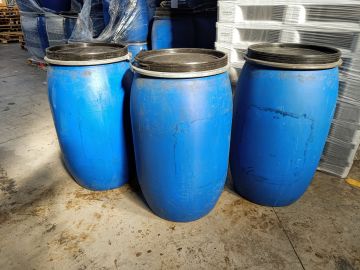 Fût plastique 220 litres occasion BLEU état correct avec traces d'utilisation