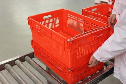 Schachtelbare Behälter mit Stapelbügeln Schachtelbare Behälter mit Stapelbügeln