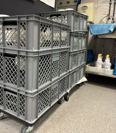 Perfobakken op transportrollers