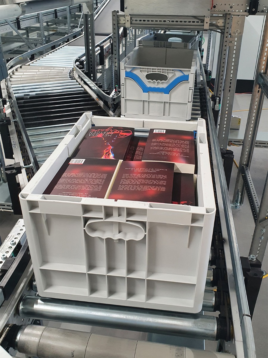 Plastikbehälter mit Büchern Plastikbehälter mit Büchern