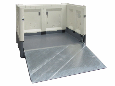 Montage einer Auffahrrampe in einer faltbaren Palettenbox. Auf diese Weise kann ein Kopiergerät bequem in die Transporteinheit gefahren werden.